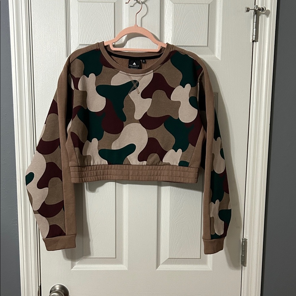 Balance Athletica Multicolor Camo Mountainside Cropped Crew sweatshirt